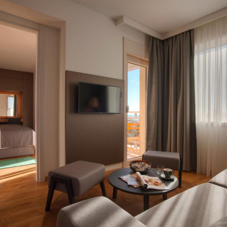 Fontana Hotel & Gastronomy - Deluks Dvokrevetna Soba sa Bračnim Krevetom i Bočnim Pogledom na More - 8
