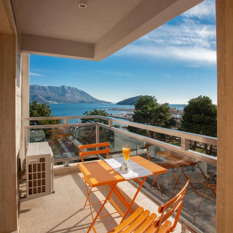 Fontana Hotel & Gastronomy - Deluks Dvokrevetna Soba sa Bračnim Krevetom i Bočnim Pogledom na More - 1