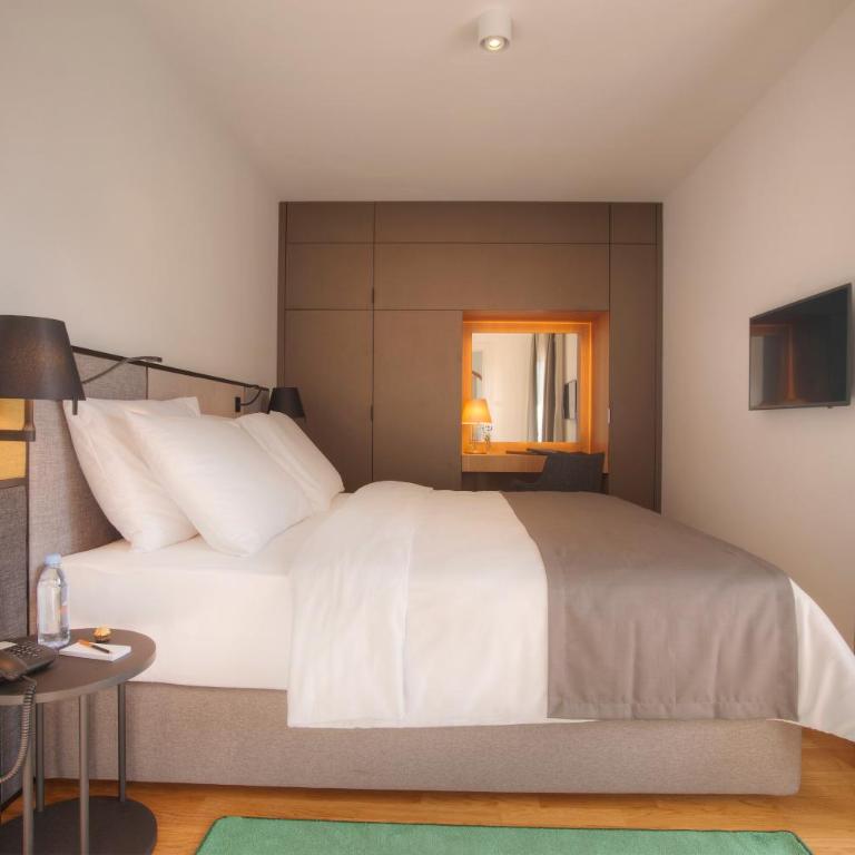 Fontana Hotel & Gastronomy - Deluks Dvokrevetna Soba sa Bračnim Krevetom i Pogledom na Grad - 1