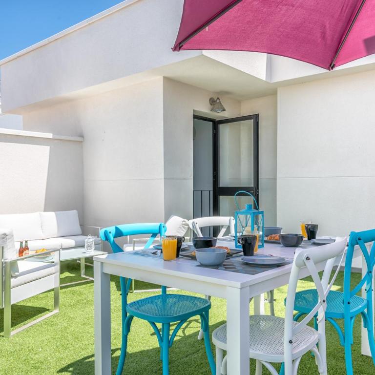 Atico con terraza ac 1hab en el centro y piscina comunitaria - Apartamento Ático - 4