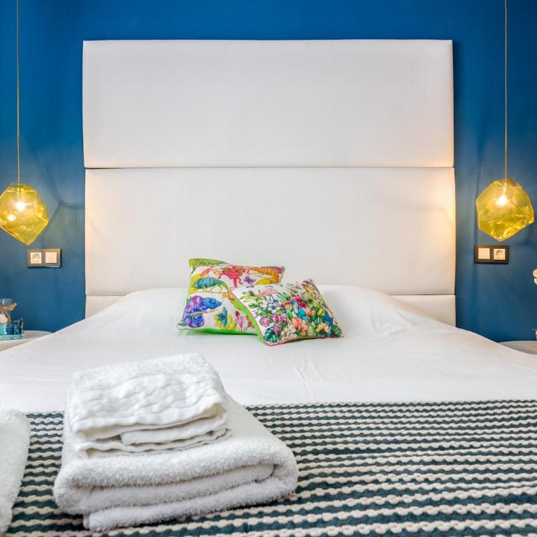 Atico con terraza ac 1hab en el centro y piscina comunitaria - Apartamento Ático - 69