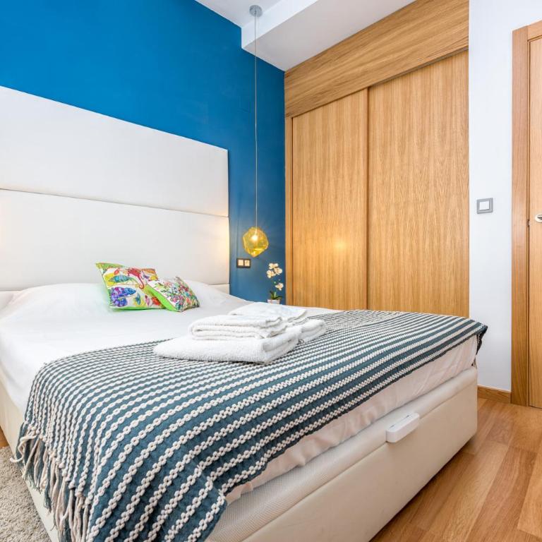 Atico con terraza ac 1hab en el centro y piscina comunitaria - Apartamento Ático - 75