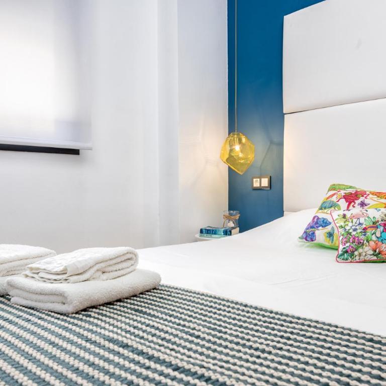 Atico con terraza ac 1hab en el centro y piscina comunitaria - Apartamento Ático - 82