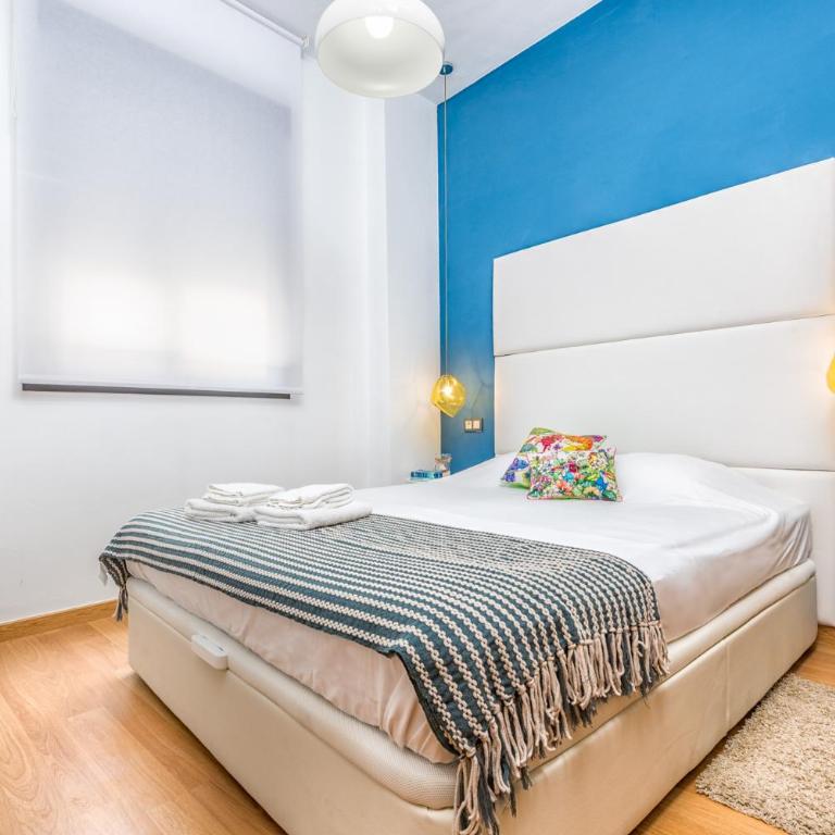 Atico con terraza ac 1hab en el centro y piscina comunitaria - Apartamento Ático - 5