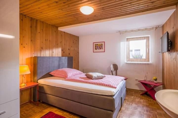 Haus Geigenmacher - Budget Doppelzimmer mit Gemeinschaftsbad - 1