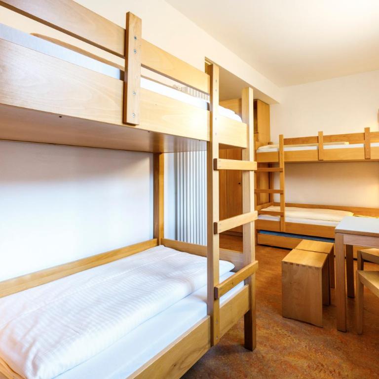Jugendherberge Garmisch-Partenkirchen - membership required! - Sechsbettzimmer mit Gemeinschaftsbad - 2