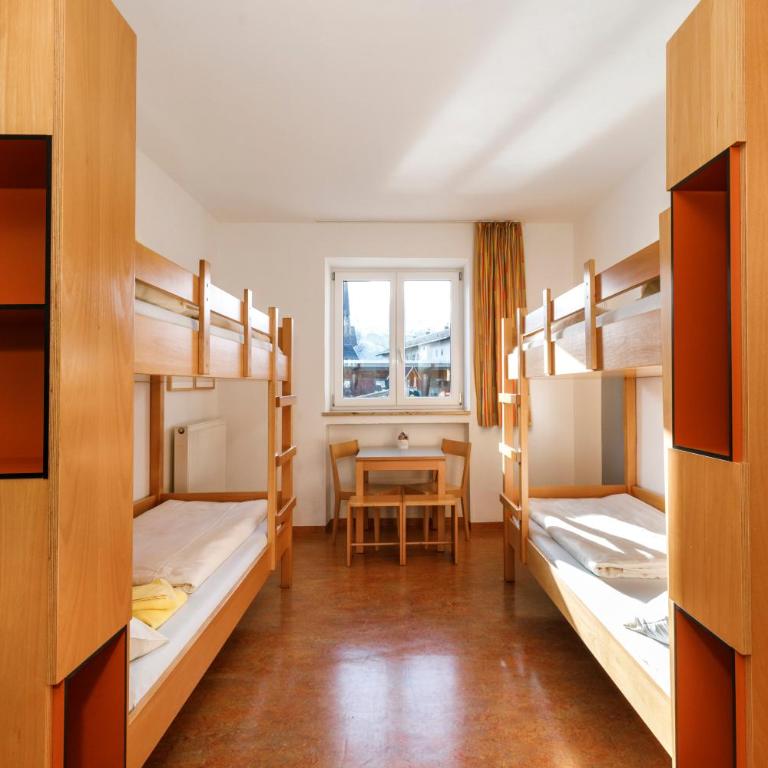 Jugendherberge Garmisch-Partenkirchen - membership required! - Vierbettzimmer mit Bad - 2