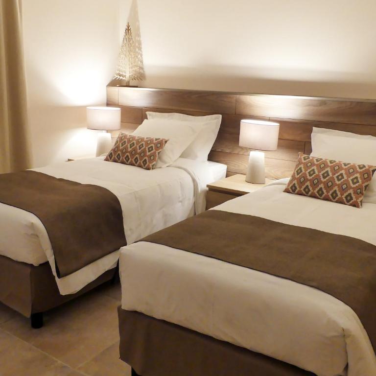 Les Ambaciales - Double or Twin Room with Extra Bed - 5