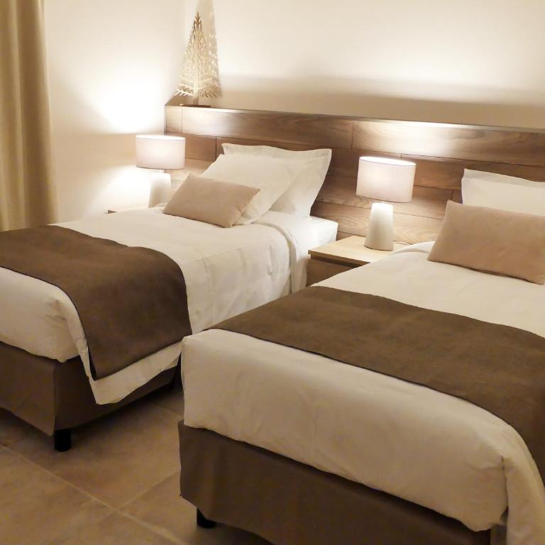 Les Ambaciales - Double or Twin Room with Extra Bed - 13