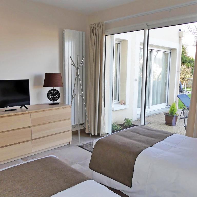 Les Ambaciales - Double or Twin Room with Extra Bed - 14