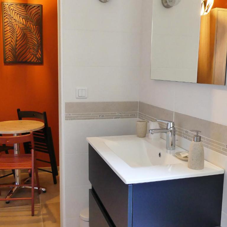 Les Ambaciales - Double or Twin Room with Extra Bed - 9