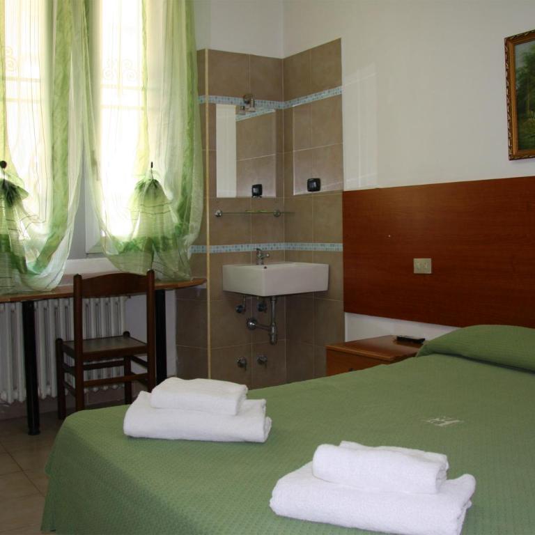 Hotel Adelchi - Camera Matrimoniale/Doppia con Letti Singoli con Bagno in Comune - 3