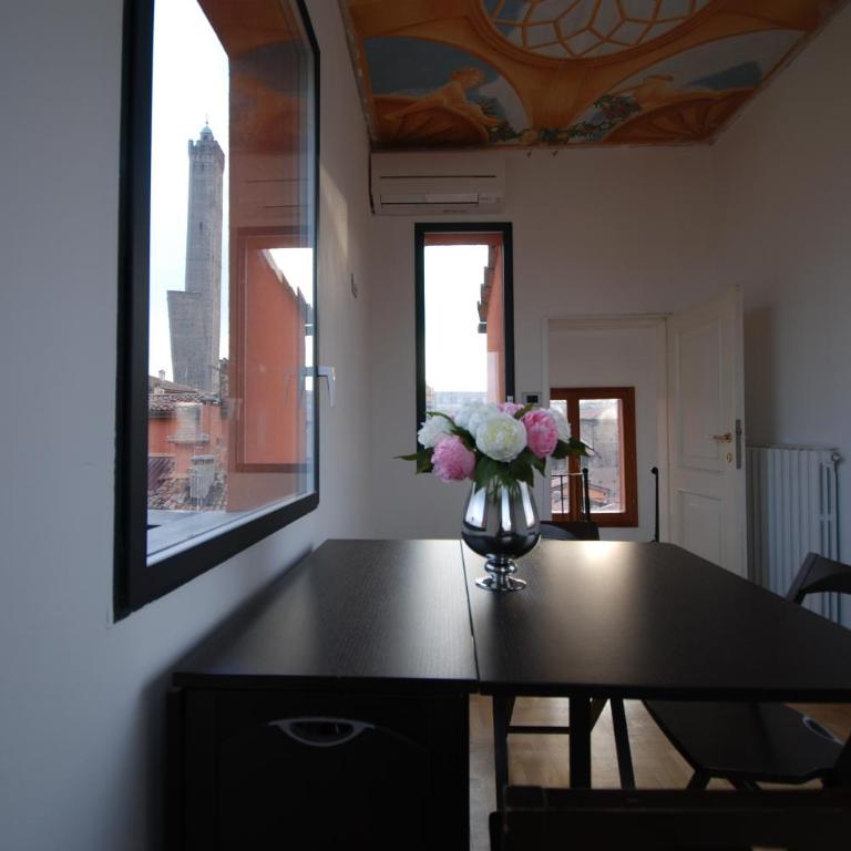 Appartamento con Altana Panoramica a 2 min dalle Due Torri - Appartamento con 2 Camere da Letto - 2