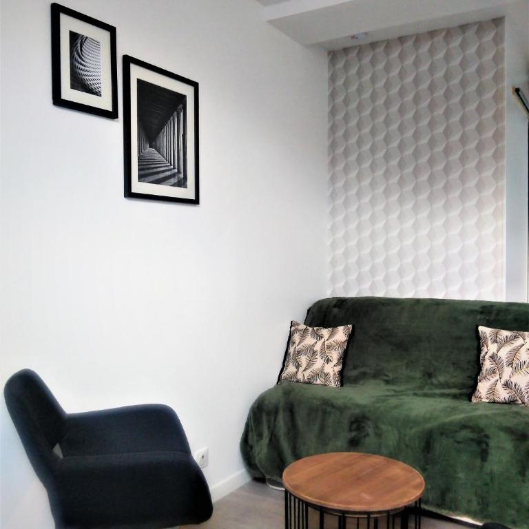 L établissement LA PLAGE A 2 PAS vous propose, 3 Appartements DEUX chambres, 1 appartement une pièce , NETFLIX, lits faits à votre arrivée, serviettes de toilette, Ménage, Wifi, en hyper centre ,Plage à 100m, BOX à Vélos, paiement 3 fois sans frais - Studio - 6