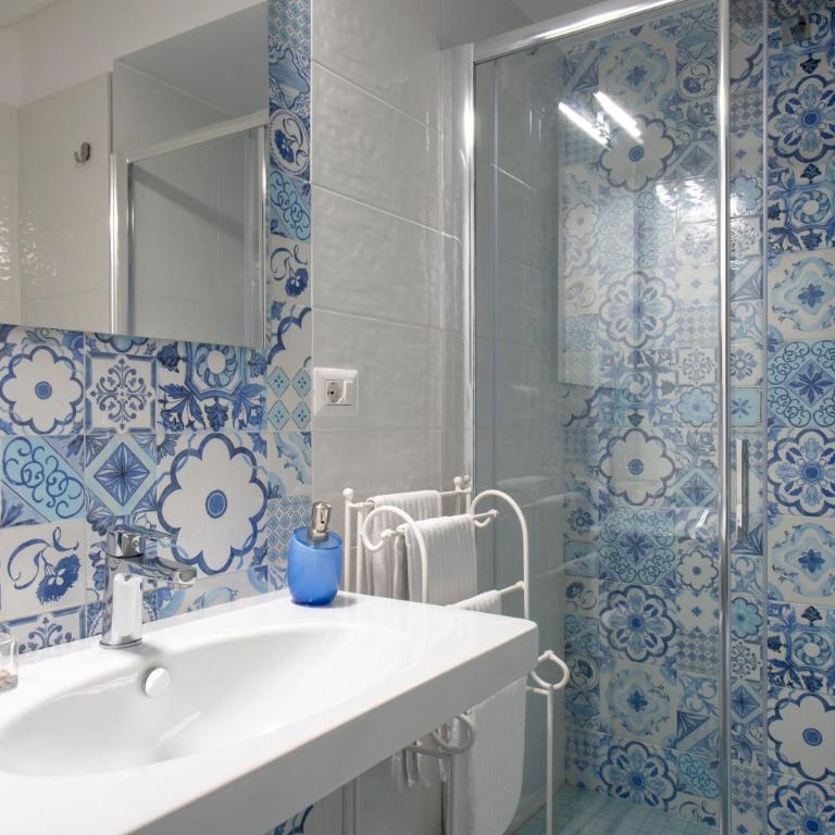Regina Elena - Double Room with Sea View - 12