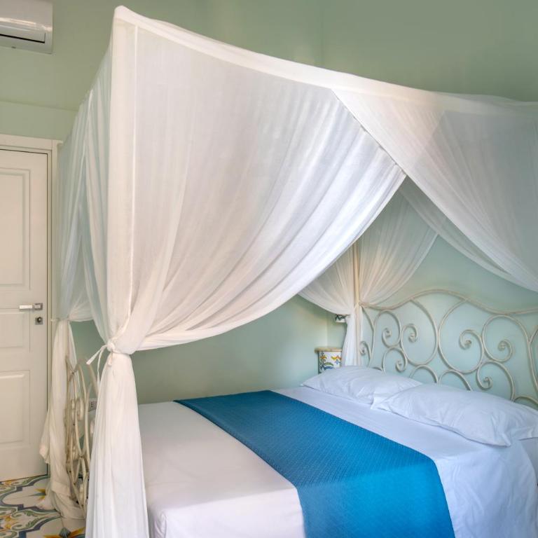 Regina Elena - Deluxe Double Room with Side Sea View - 5