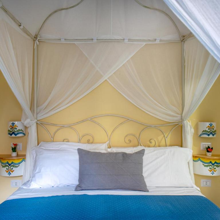 Regina Elena - Triple Room with Balcony and City View - 1