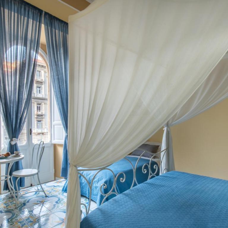 Regina Elena - Triple Room with Balcony and City View - 9