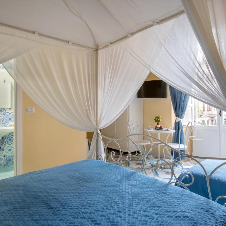 Regina Elena - Triple Room with Balcony and City View - 4