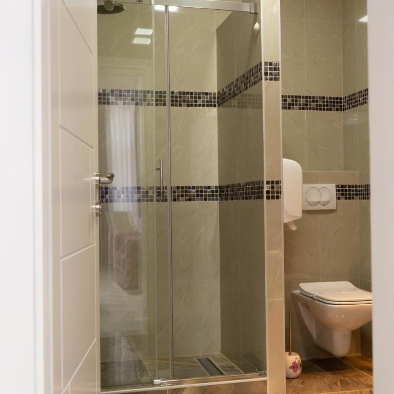 Garni Hotel Lotos - Luksuzna Četvorokrevetna Soba - 9