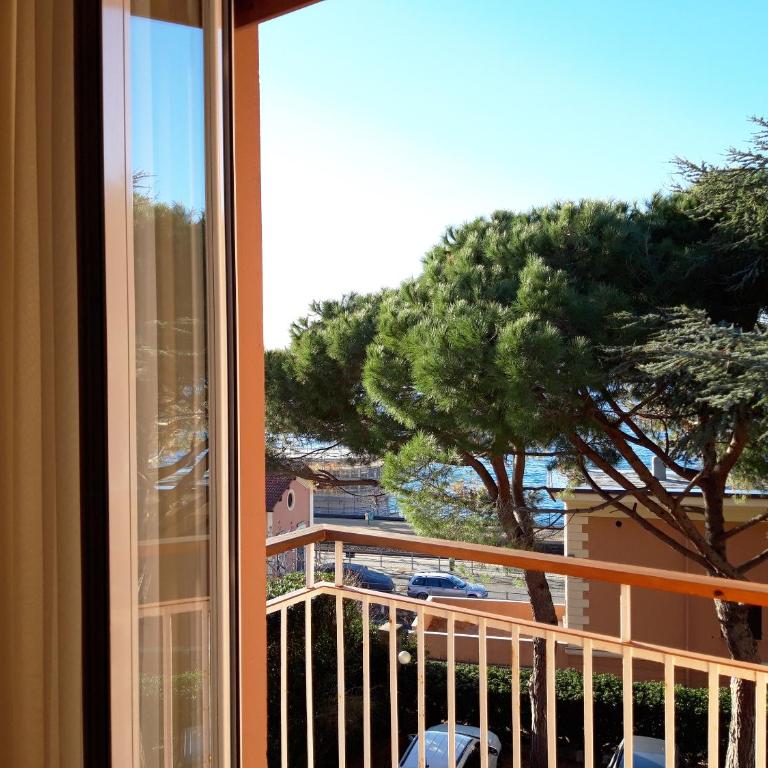 Hotel Esperia - Camera Comfort Matrimoniale/Doppia con Letti Singoli con Letto Supplementare e Balcone - 8