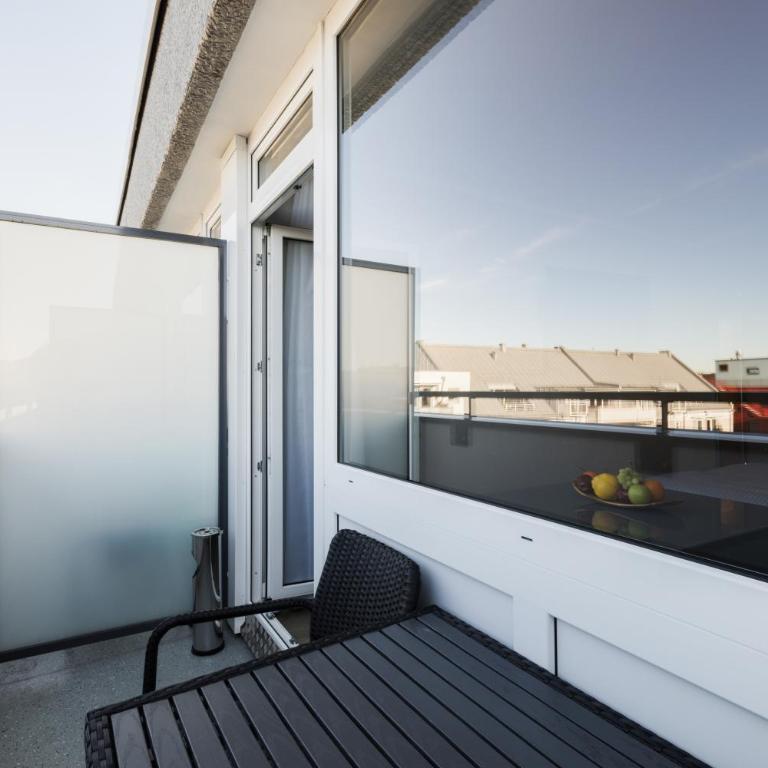 centerroom München City - Doppelzimmer mit Balkon und Küche - 10