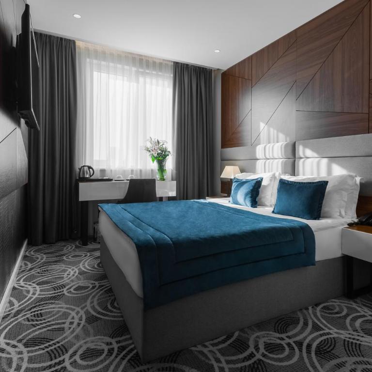 Sky Hotel - Standardna Dvokrevetna Soba s Bračnim Krevetom i Besplatnim Korišćenjem Parkinga - 6