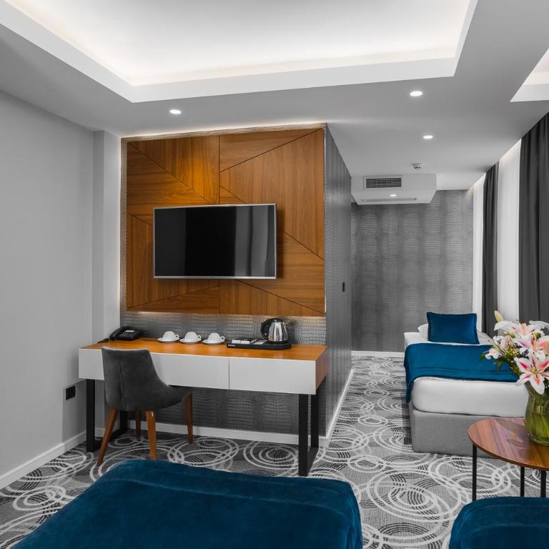 Sky Hotel - Porodična Soba sa Besplatnim Parkingom - 4
