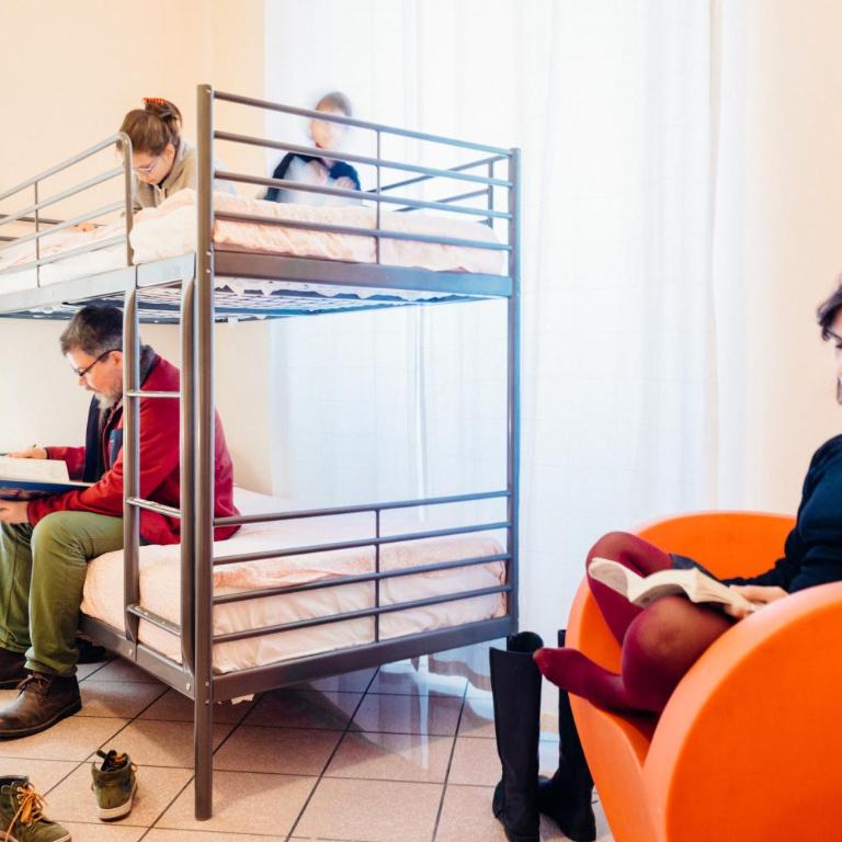 The Beehive Hostel - Posto Letto in Dormitorio con 4 Letti - 1