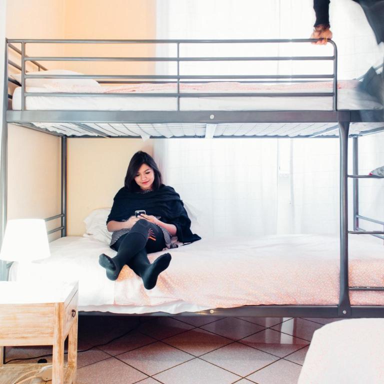 The Beehive Hostel - Posto Letto in Dormitorio Femminile per 4 Persone - 2
