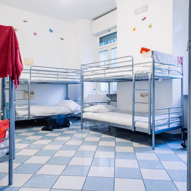 The Beehive Hostel - Posto Letto in Dormitorio con 6 Letti - 2