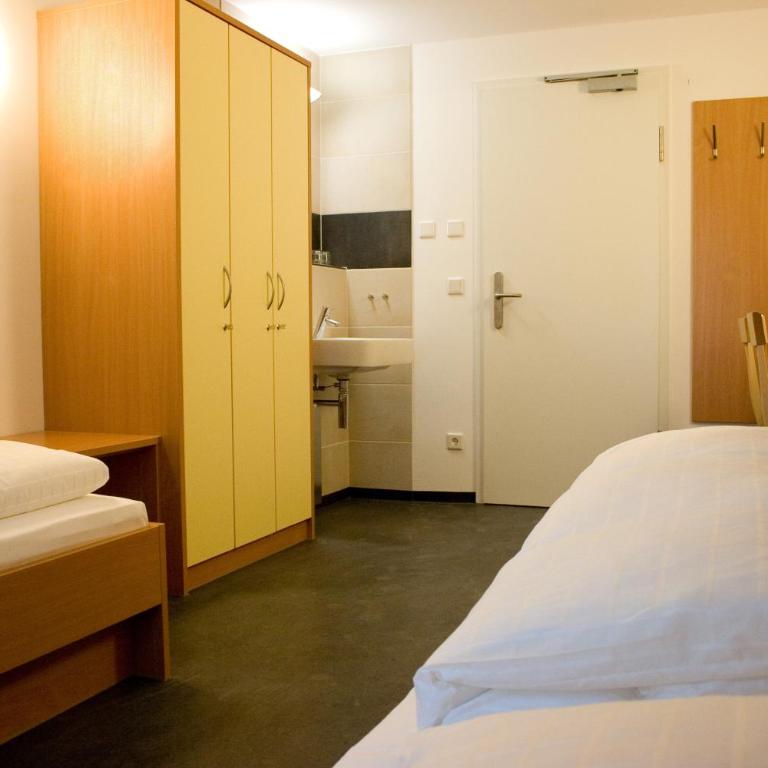 Ausbildungshotel St. Theresia - Triple Room with Shared Bathroom - 5