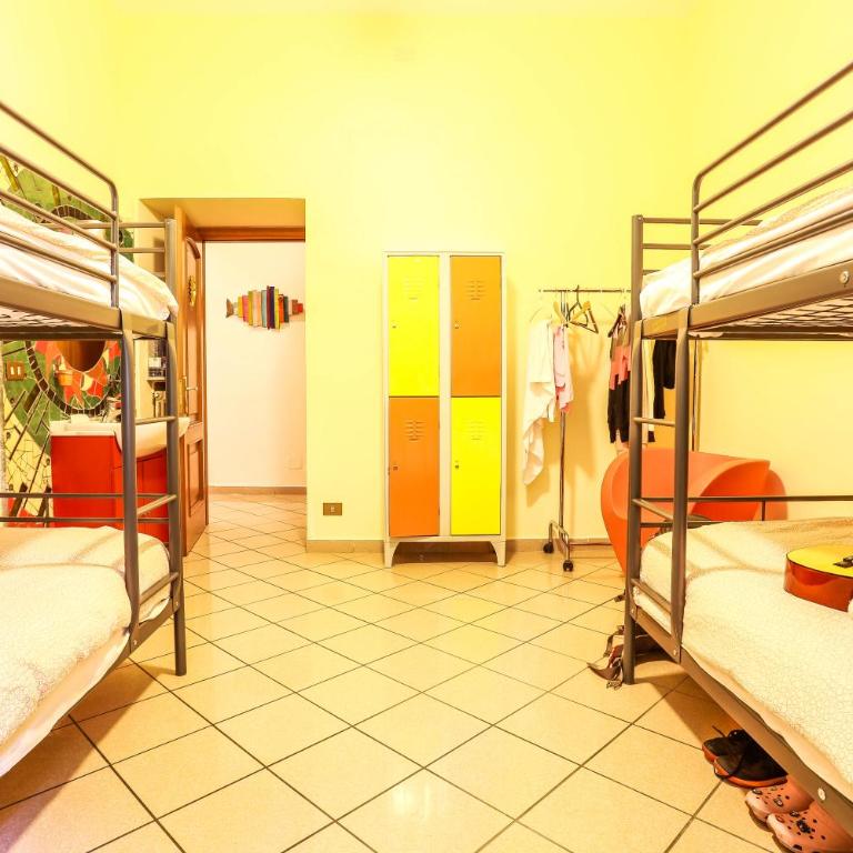 The Beehive Hostel - Posto Letto in Dormitorio con 4 Letti - 2