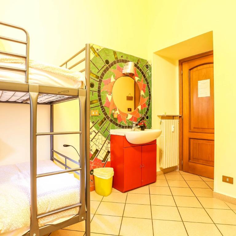 The Beehive Hostel - Posto Letto in Dormitorio con 4 Letti - 4