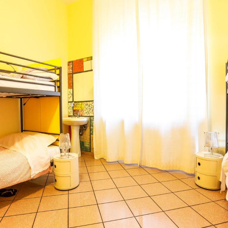 The Beehive Hostel - Posto Letto in Dormitorio con 4 Letti - 8