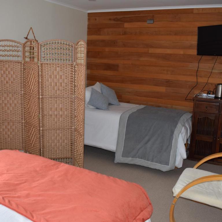 Puerto Austral - Triple Room with Private Bathroom - 2