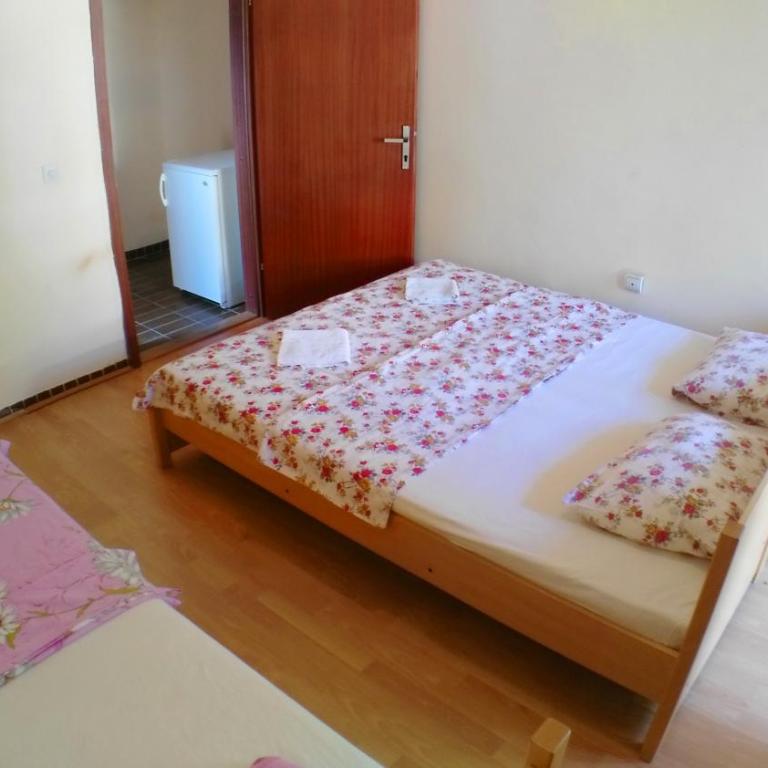 Guesthouse Obala - Trokrevetna Soba s Pogledom na Vrt - 6