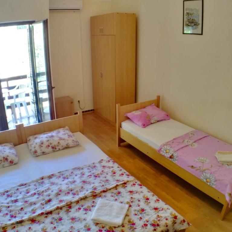 Guesthouse Obala - Trokrevetna Soba s Pogledom na Vrt - 8