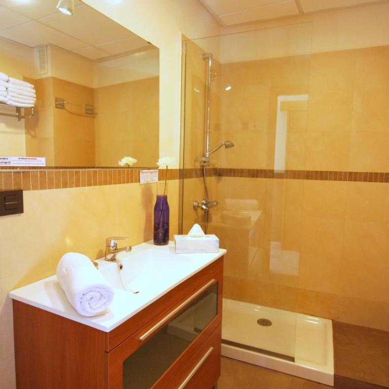 Living-Sevilla Apartments San Lorenzo - Apartamento de 3 dormitorios (6 adultos) - 4