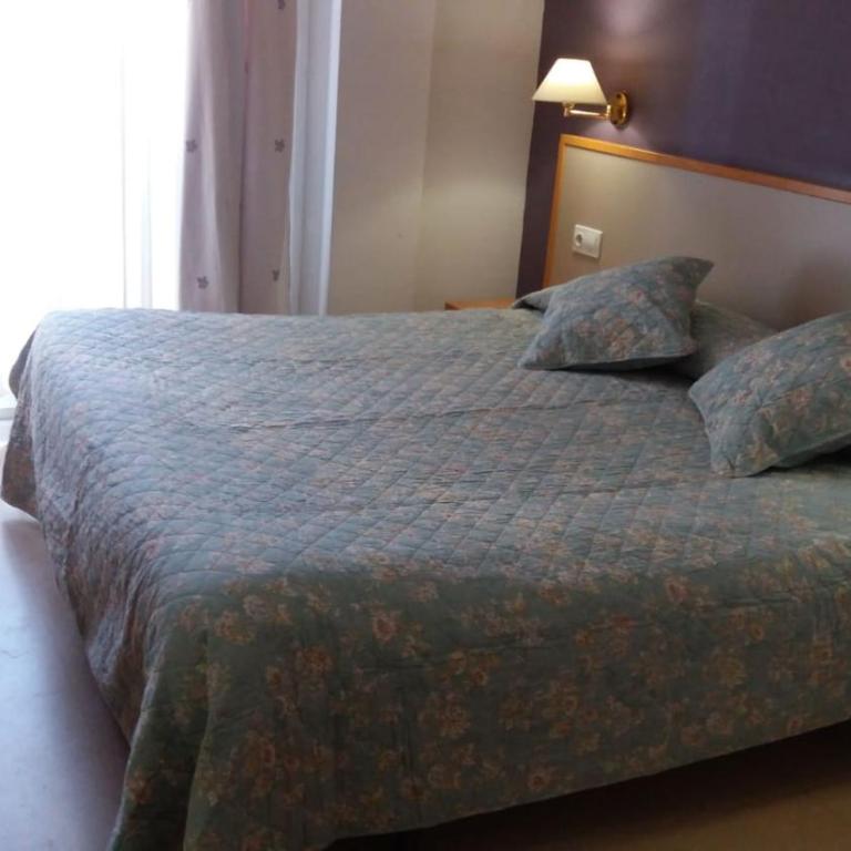 Hotel Cosmos Tarragona - Habitación con cama extragrande y balcón - 10