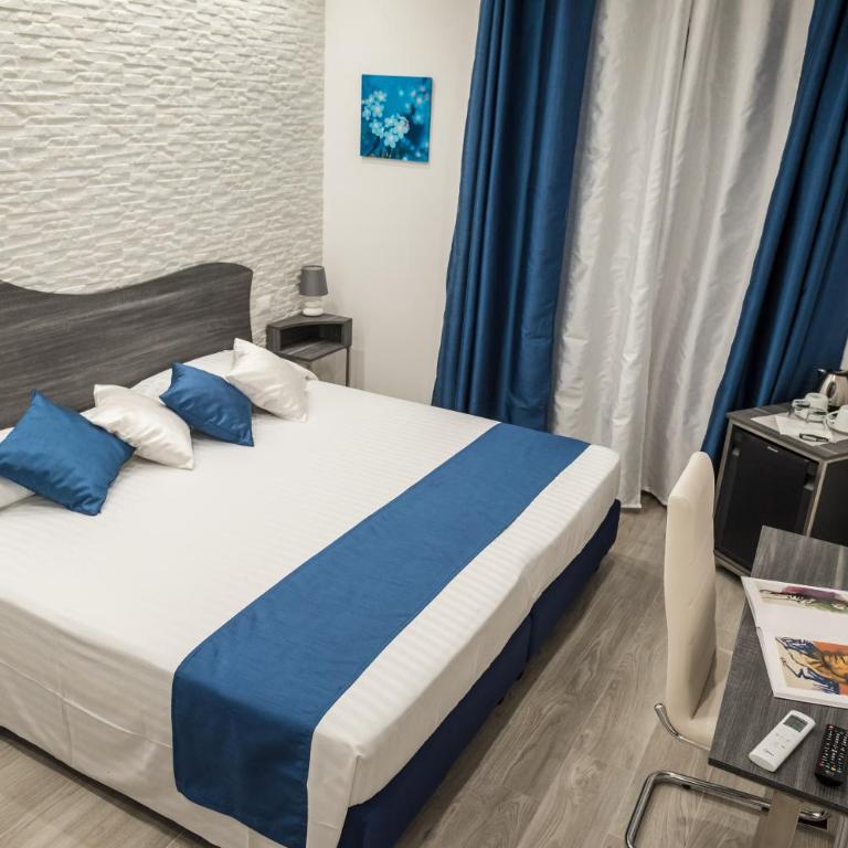 B&B Elegance - Double or Twin Room with Balcony - 9