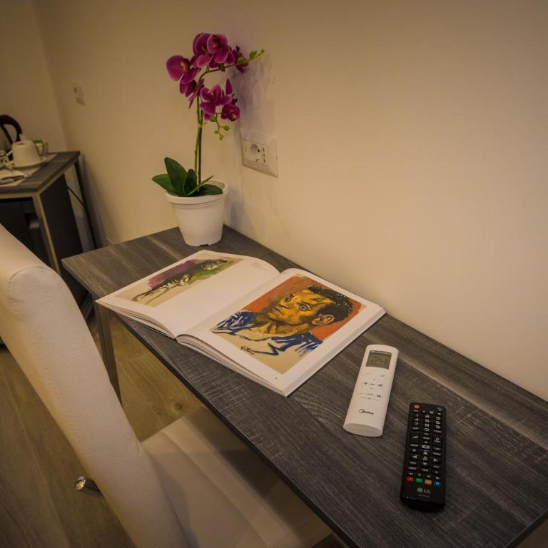 B&B Elegance - Double or Twin Room with Balcony - 18