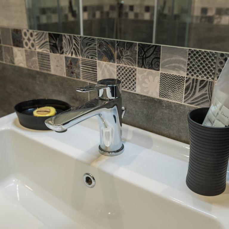 B&B Elegance - Double or Twin Room with Private Bathroom - 14