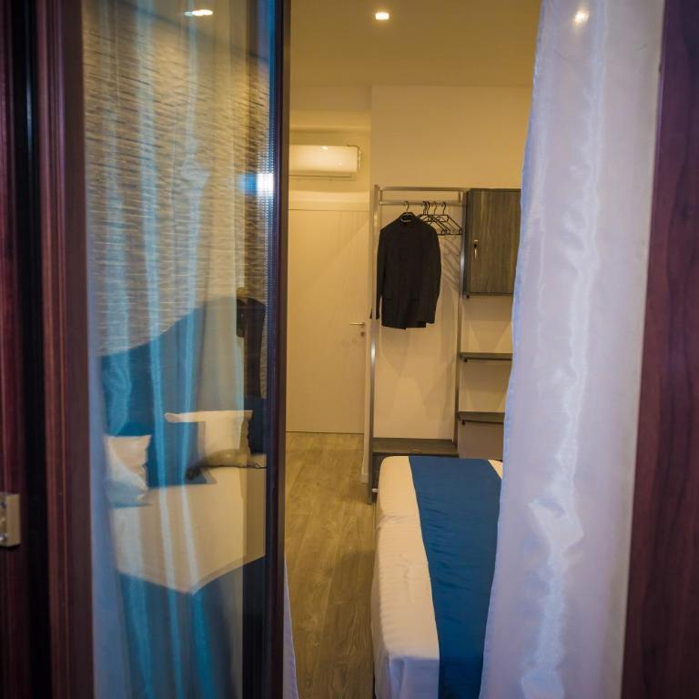 B&B Elegance - Double or Twin Room with Balcony - 22