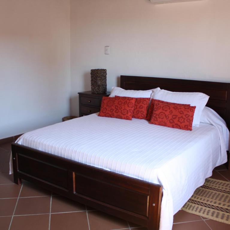 La Casa Amarilla - Habitación con cama grande y vistas al jardín - 5
