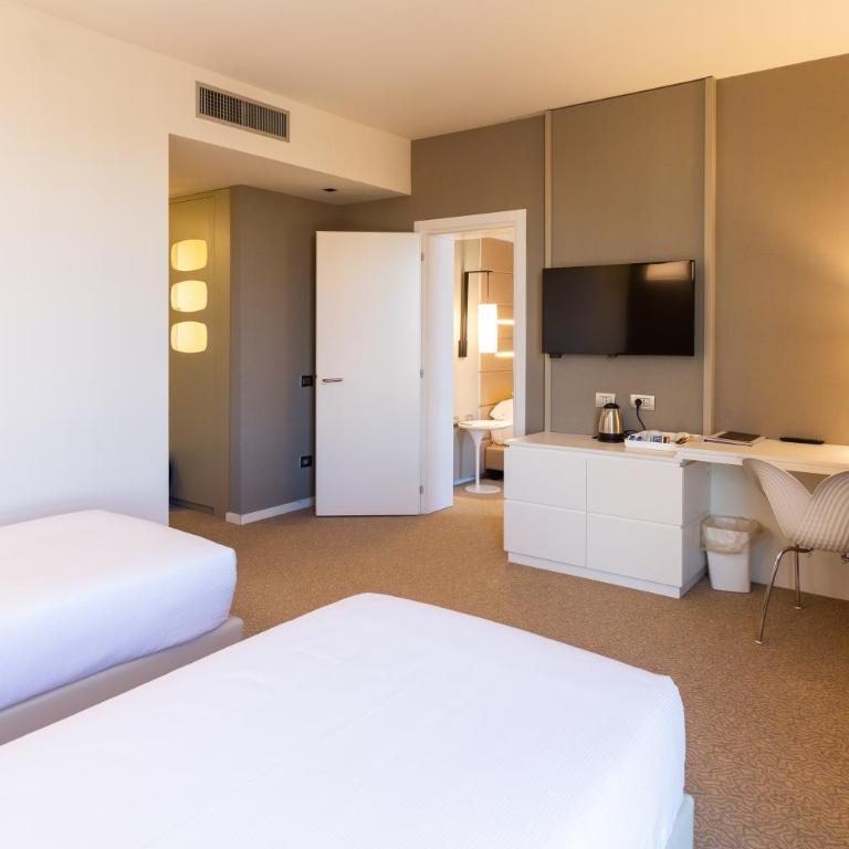 Best Western Plus Tower Hotel Bologna - Standard Quadruple Room - 8