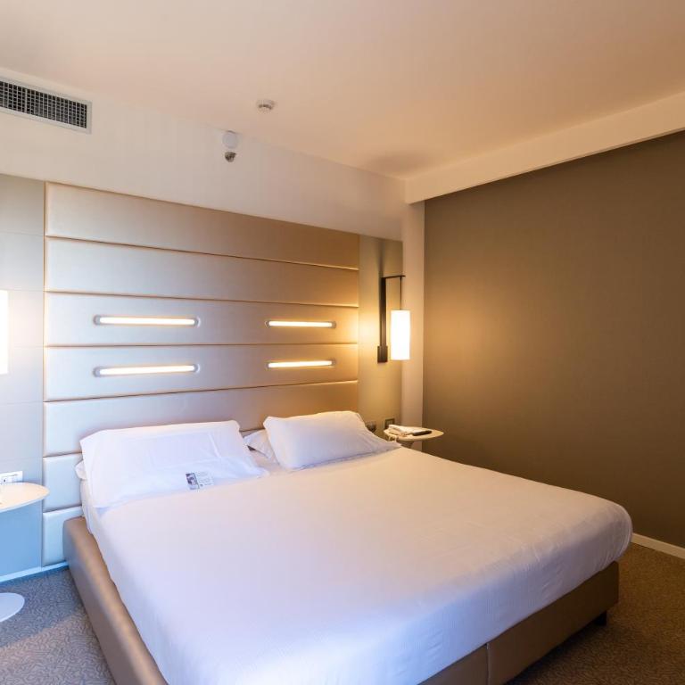 Best Western Plus Tower Hotel Bologna - Standard Quadruple Room - 7