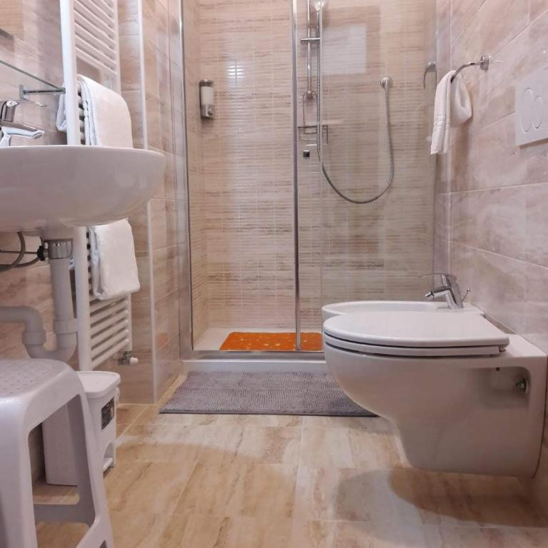 San Polo Star - Camera Deluxe Matrimoniale con Bagno Privato e Doccia - 4