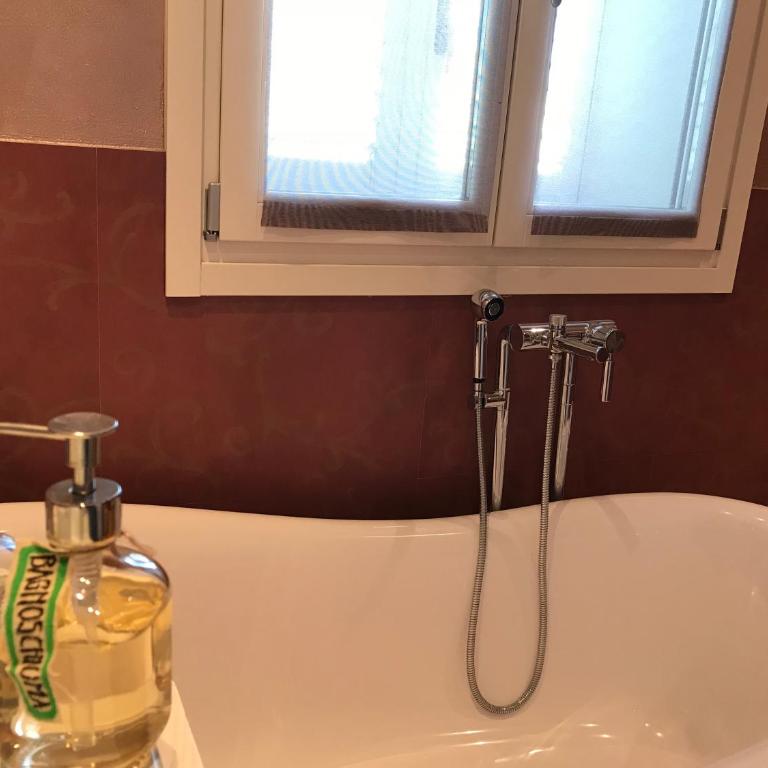 Abitare al 42 - Camera Matrimoniale con Bagno Privato Esterno - 11