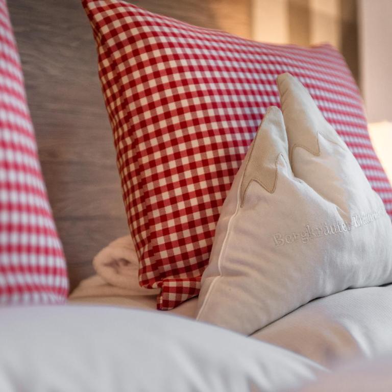 Bayern Resort Hotel - Adults only - mit Zugspitzblick - Eibsee-Nähe - Wellnessbereich - Naturpool im Sommer - Standard Doppelzimmer - 8
